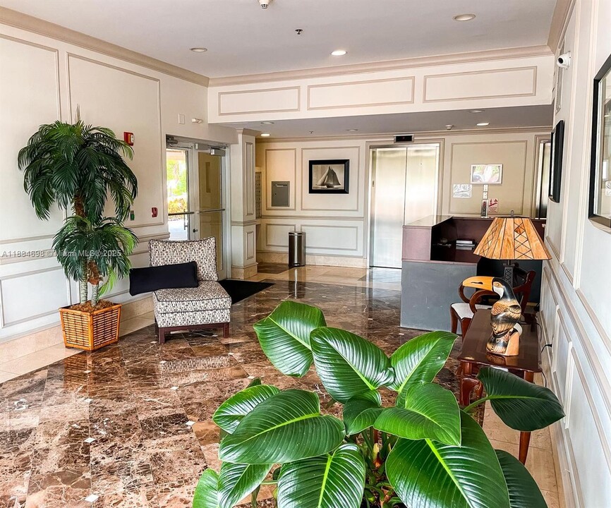 2501 Douglas Rd in Miami, FL - Building Photo