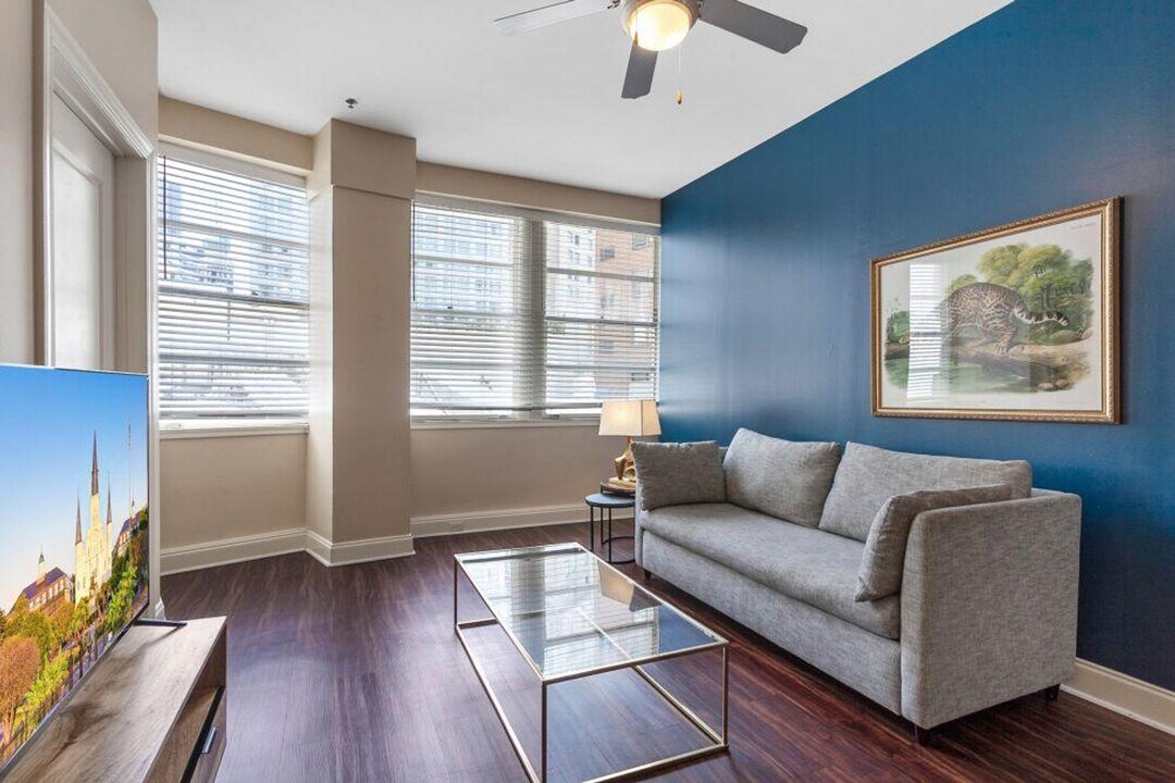 925 Common St in New Orleans, LA - Building Photo