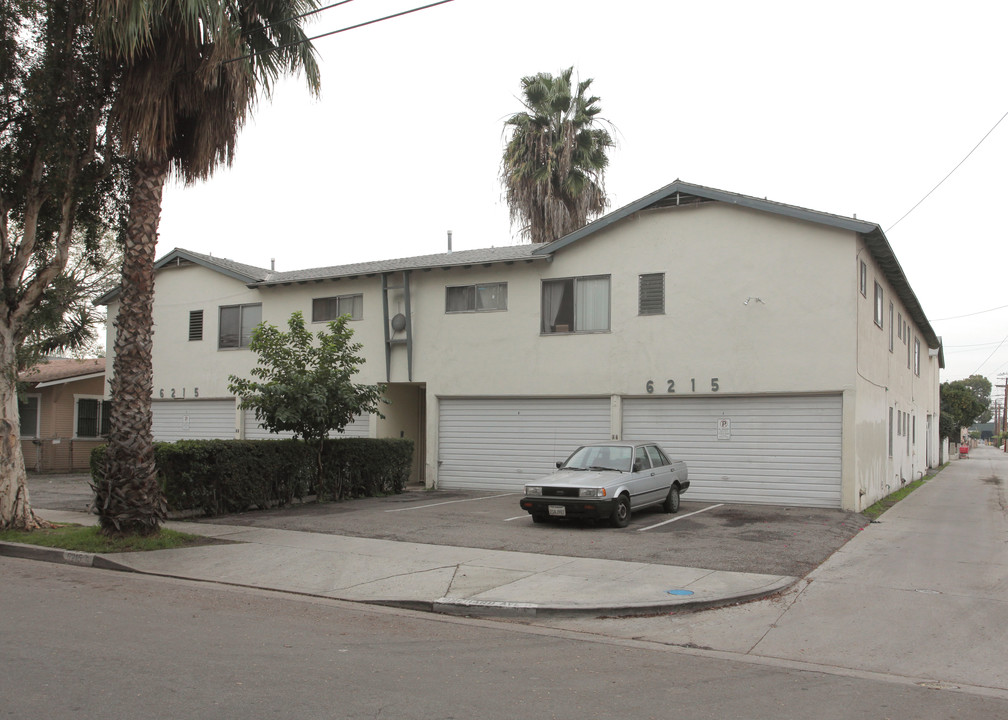 6215 Orchard Ave in Bell, CA - Foto de edificio