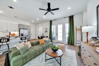 1601 Mustang Dr in Marble Falls, TX - Foto de edificio - Building Photo