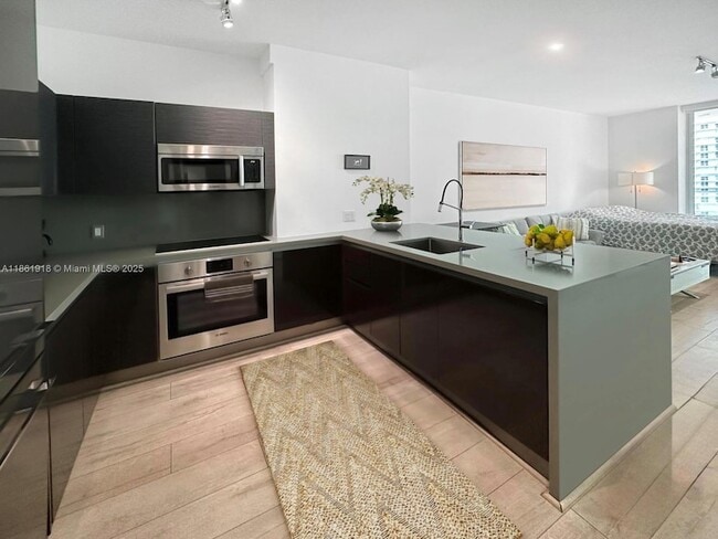 1080 Brickell Ave, Unit 2305 in Miami, FL - Building Photo - Building Photo