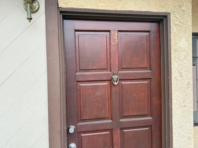 3228 Honolulu Ave in La Crescenta, CA - Foto de edificio - Building Photo