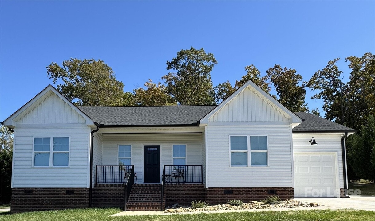 1371 Legion Club Rd in Salisbury, NC - Building Photo