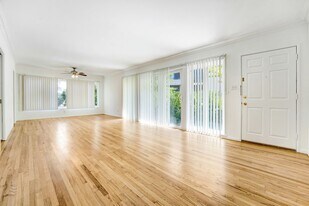 1975 S Beverly Glen Blvd in Los Angeles, CA - Building Photo