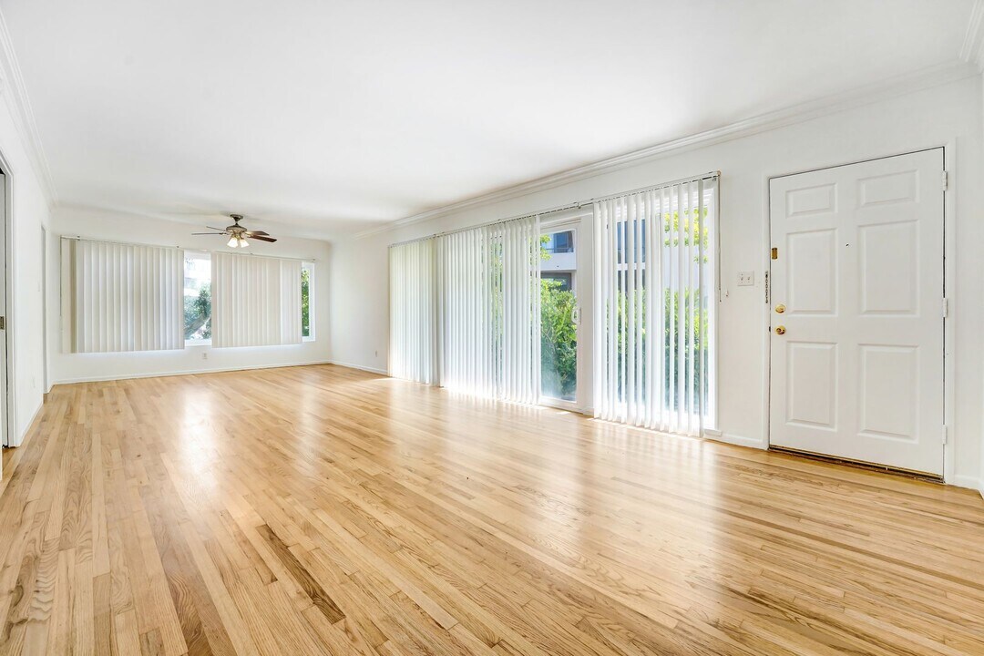 1975 S Beverly Glen Blvd in Los Angeles, CA - Building Photo