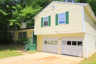 2238 Scarbrough Dr in Stone Mountain, GA - Foto de edificio - Building Photo