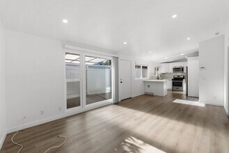 Bayside Drive Complex in Corona Del Mar, CA - Foto de edificio - Interior Photo