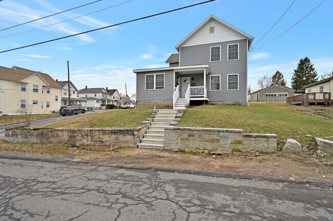 127 W Line St in Olyphant, PA - Building Photo - Building Photo