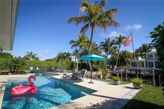 1645 Mullet Ct in Naples, FL - Foto de edificio - Building Photo