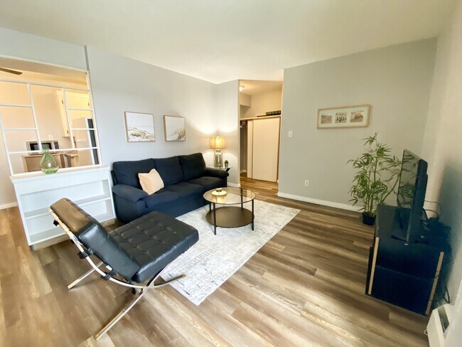 8310-8310 Jasper Ave in Edmonton, AB - Building Photo - Building Photo