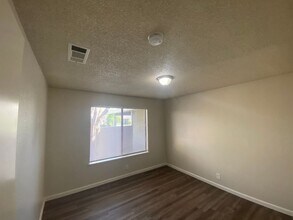 1036 Mirror Lake Dr in Merced, CA - Building Photo - Building Photo