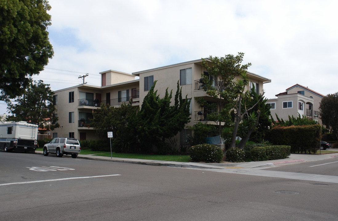 1102 Pacific Beach Dr in San Diego, CA - Foto de edificio