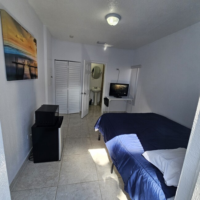 540 Minola Dr, Unit 3 in Miami Springs, FL - Building Photo - Building Photo