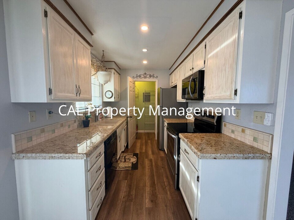 1062 Padre Dr in Salinas, CA - Building Photo