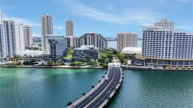801 Brickell Bay Dr in Miami, FL - Building Photo - Building Photo