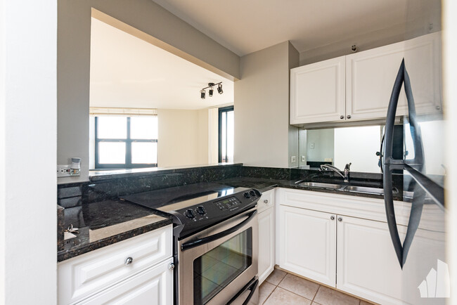 3660 N Lake Shore Dr, Unit 2511 in Chicago, IL - Foto de edificio - Building Photo