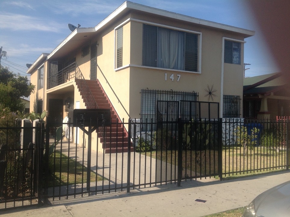 147 E 55th St in Los Angeles, CA - Building Photo