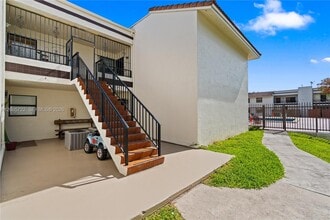 10877 NW 7th St in Miami, FL - Building Photo - Building Photo