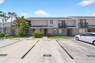 2006 Wharf Ln in Greenacres, FL - Foto de edificio - Building Photo