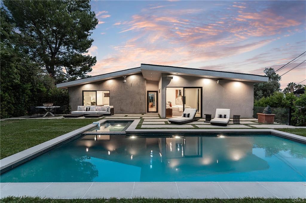 22268 Avenue San Luis in Los Angeles, CA - Building Photo