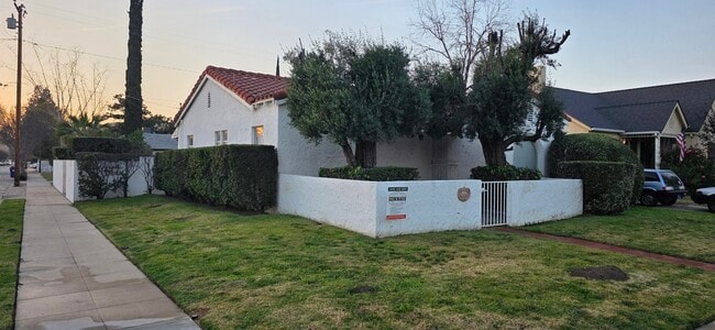 3304 N Mountain View Ave in San Bernardino, CA - Foto de edificio - Building Photo