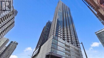 395 Square One Dr in Mississauga, ON - Building Photo