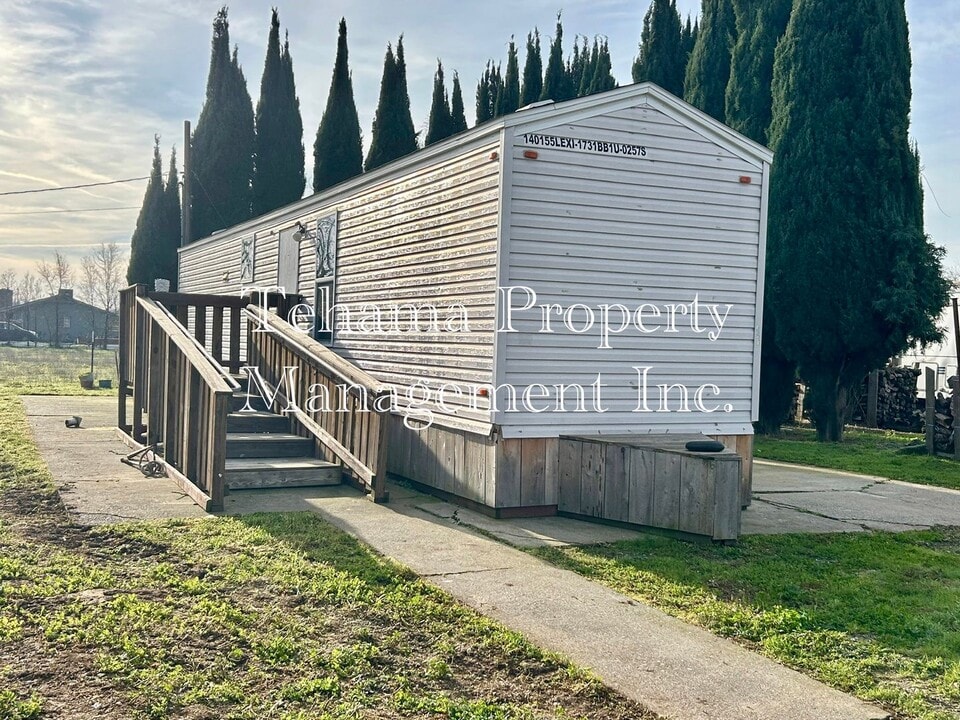 11885 Craig Ave in Red Bluff, CA - Building Photo