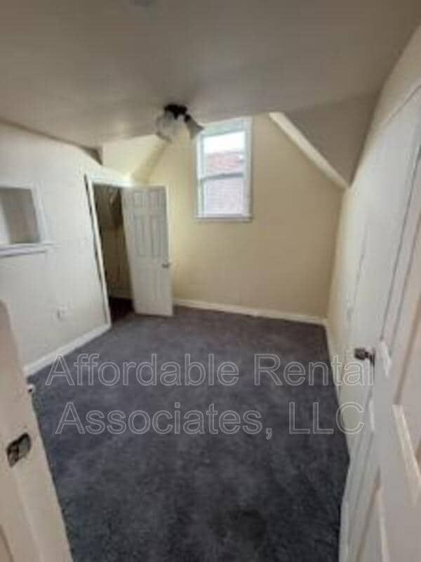 property at 827 W Maple St