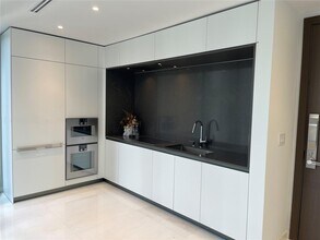 300 Biscayne Boulevard Way, Unit 1006E in Miami, FL - Building Photo - Building Photo