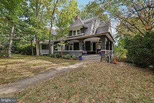 101 Woodlawn Rd in Baltimore, MD - Building Photo