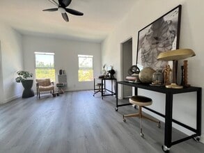 1147 N Benton Way, Unit 206 in Los Angeles, CA - Building Photo - Building Photo