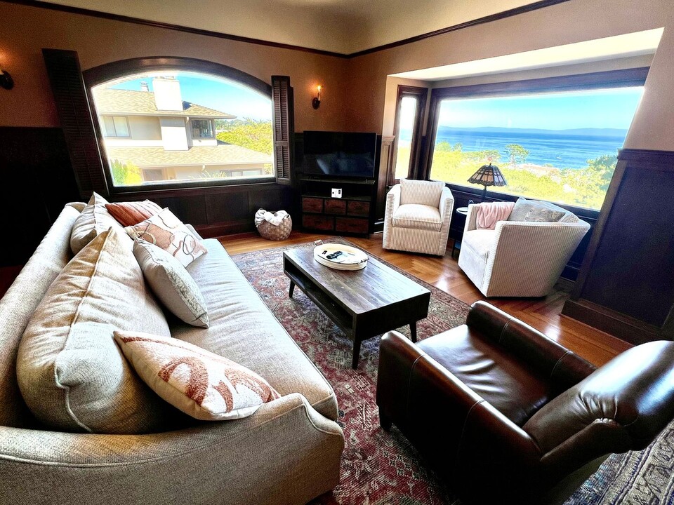 289 Lighthouse Ave in Pacific Grove, CA - Building Photo