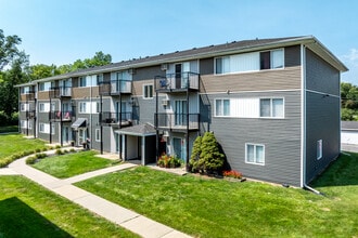 Woodside Park Apartments in Des Moines, IA - Building Photo - Building Photo