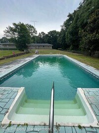 402 Colonial Dr photo'