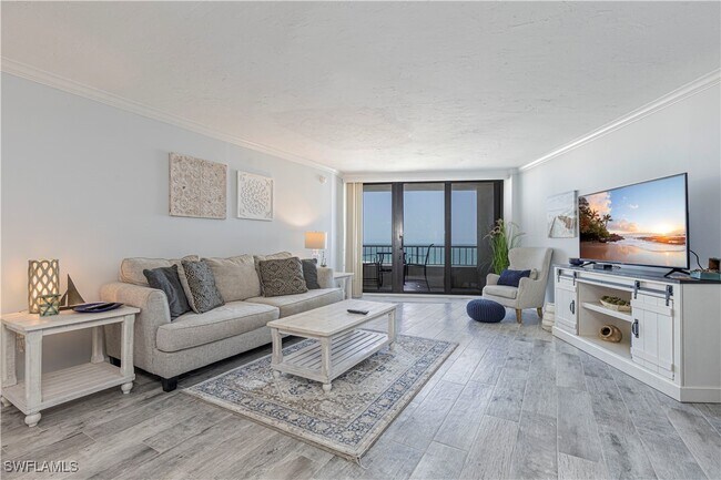 320 Seaview Ct in Marco Island, FL - Foto de edificio - Building Photo