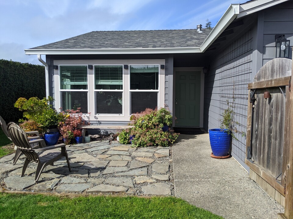 1090 Three Cabins Ln in Mckinleyville, CA - Building Photo