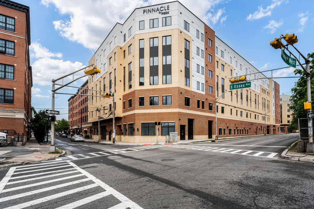 PINNACLE Orange Crossing in Orange, NJ - Foto de edificio