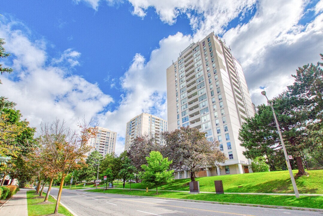 Bayview Village Place in Toronto, ON - Building Photo