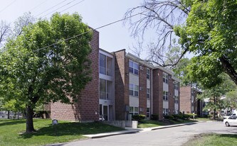 Madison Villa in Cincinnati, OH - Building Photo