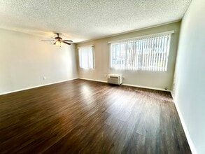 14033 Burbank Blvd in Los Angeles, CA - Building Photo - Building Photo