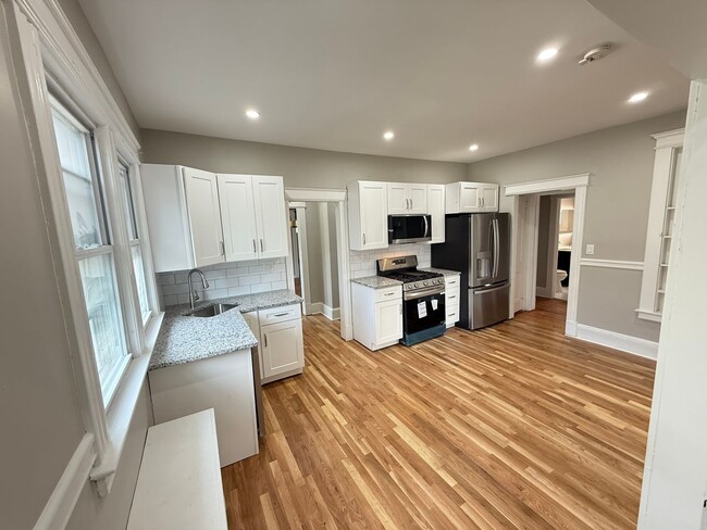 45-47 Maplewood Ave in West Hartford, CT - Foto de edificio - Building Photo