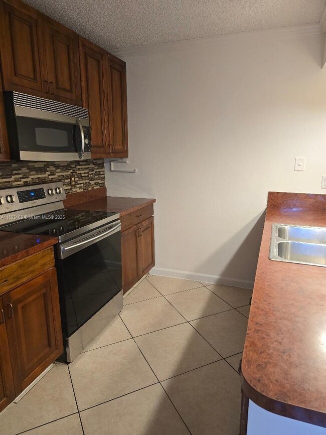 8369 N Coral Cir in North Lauderdale, FL - Building Photo - Building Photo