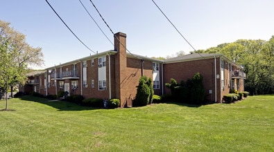 Parkwood Gardens in Edison, NJ - Foto de edificio - Building Photo