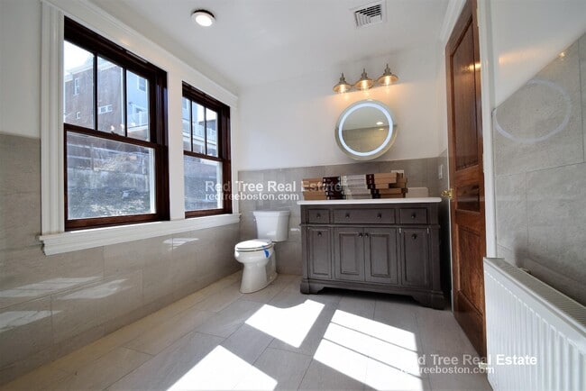 44 Gerrish St, Unit 1 in Boston, MA - Foto de edificio - Building Photo