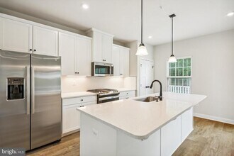 19753 Grn Vlg Dr in Montgomery Village, MD - Building Photo - Building Photo