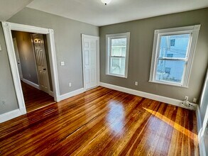 33 Adamson St, Unit 2 in Boston, MA - Foto de edificio - Building Photo