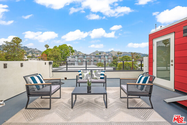 1202 N Orange Dr in Los Angeles, CA - Building Photo - Building Photo