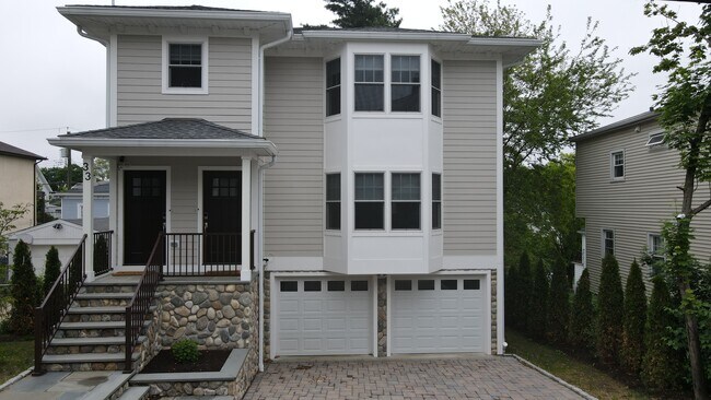 DeVoe Elite in Dobbs Ferry, NY - Foto de edificio - Building Photo