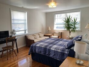 231 W Menomonee St, Unit 2R in Chicago, IL - Building Photo - Building Photo