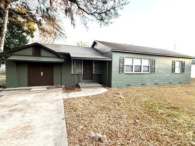 69 E Seminole Ave in Eustis, FL - Foto de edificio - Building Photo